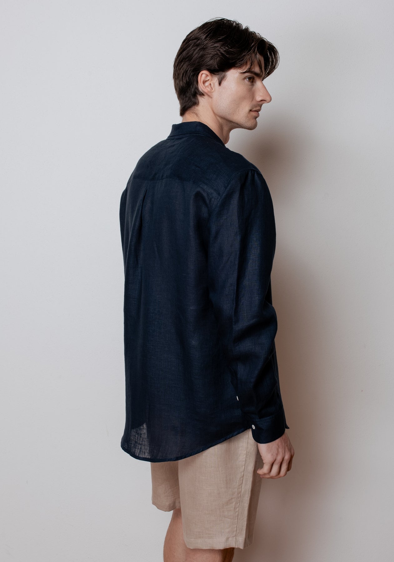 Outfit by Patrik | Linen shorts & shirt with collar Deep blue