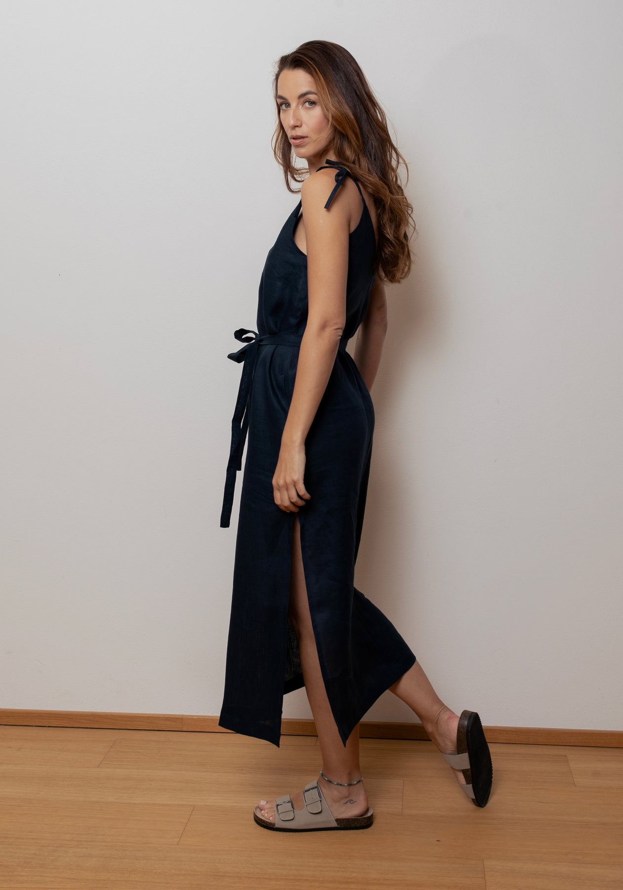 Przewiewna lniana sukienka damska loose fit Deep blue - z paskiem