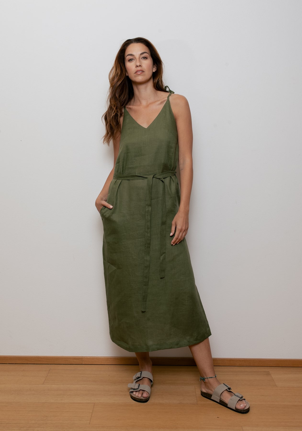 Przewiewna lniana sukienka damska loose fit Moss green - z paskiem