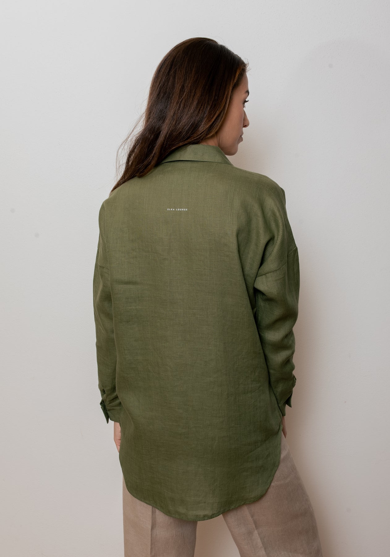 Koszula lniana damska o luźnym kroju z kołnierzykiem