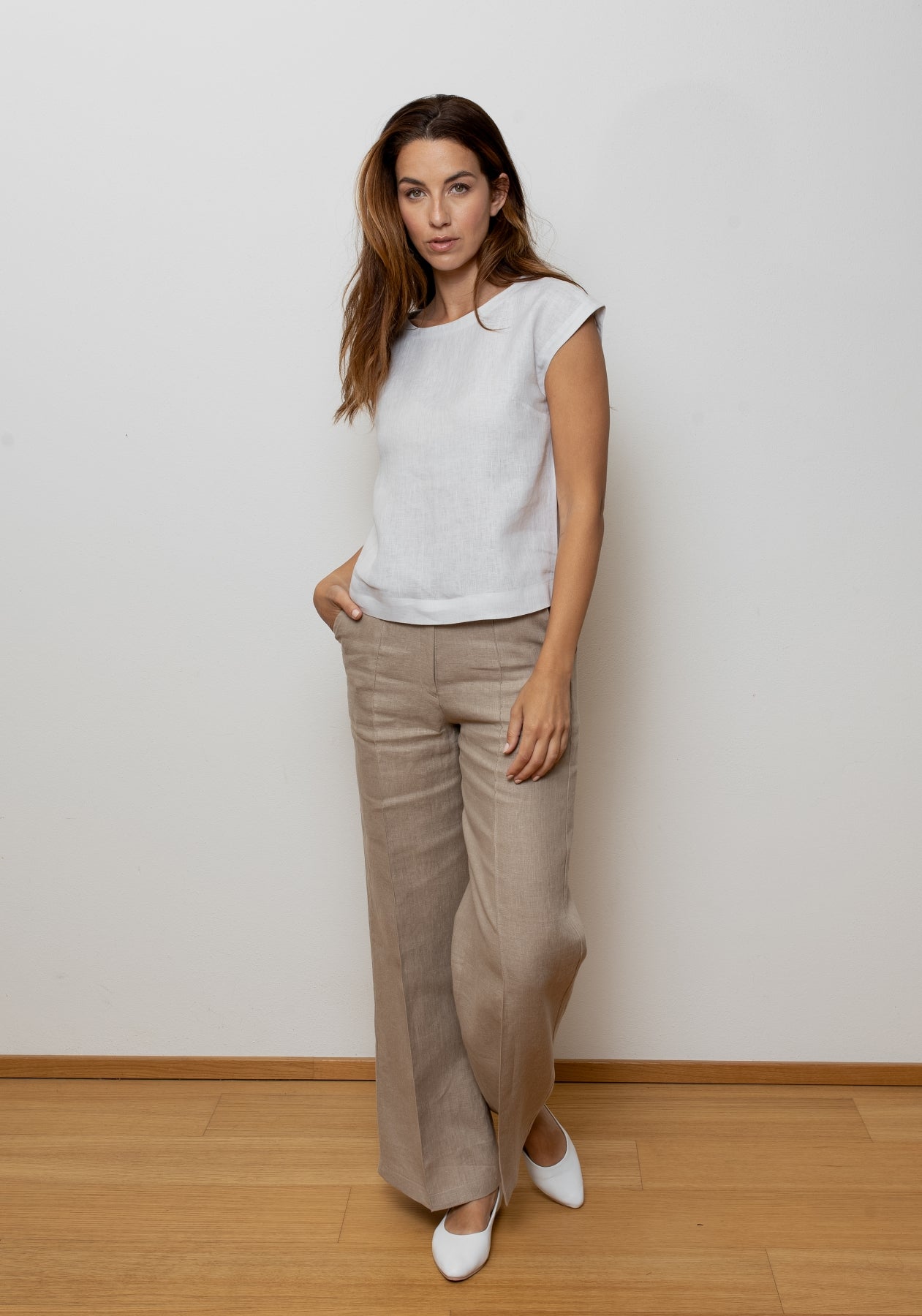 Damska regularna lniana koszulka T-shirt - Pearl gray