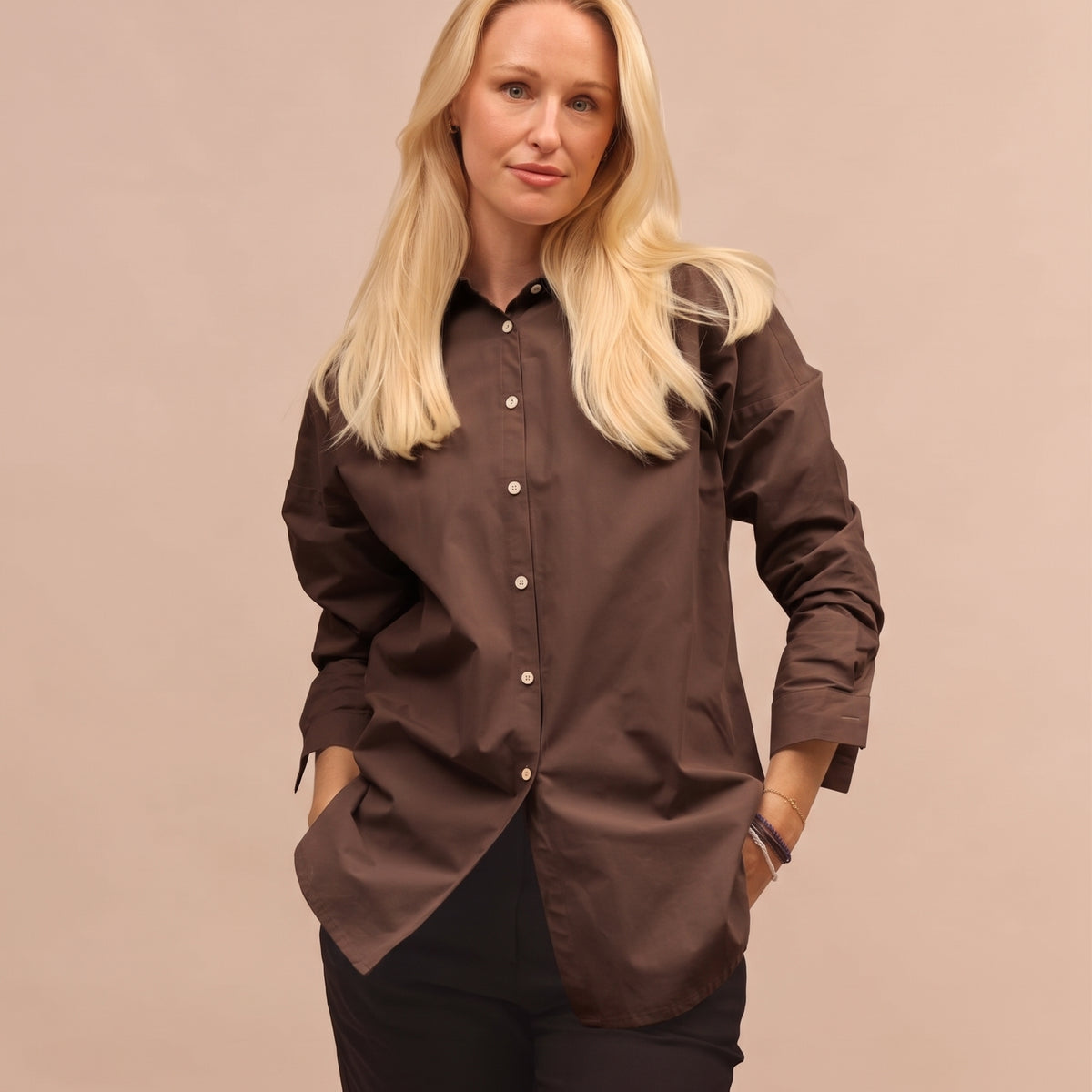 Women's organic cotton shirt with loose fit collar