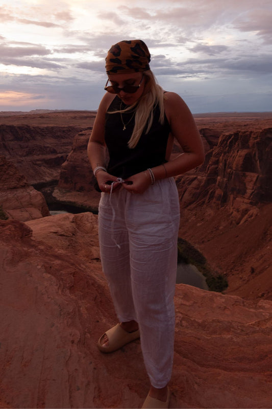 Outfit by Aneta Kalivodová | Pearl gray linen pants