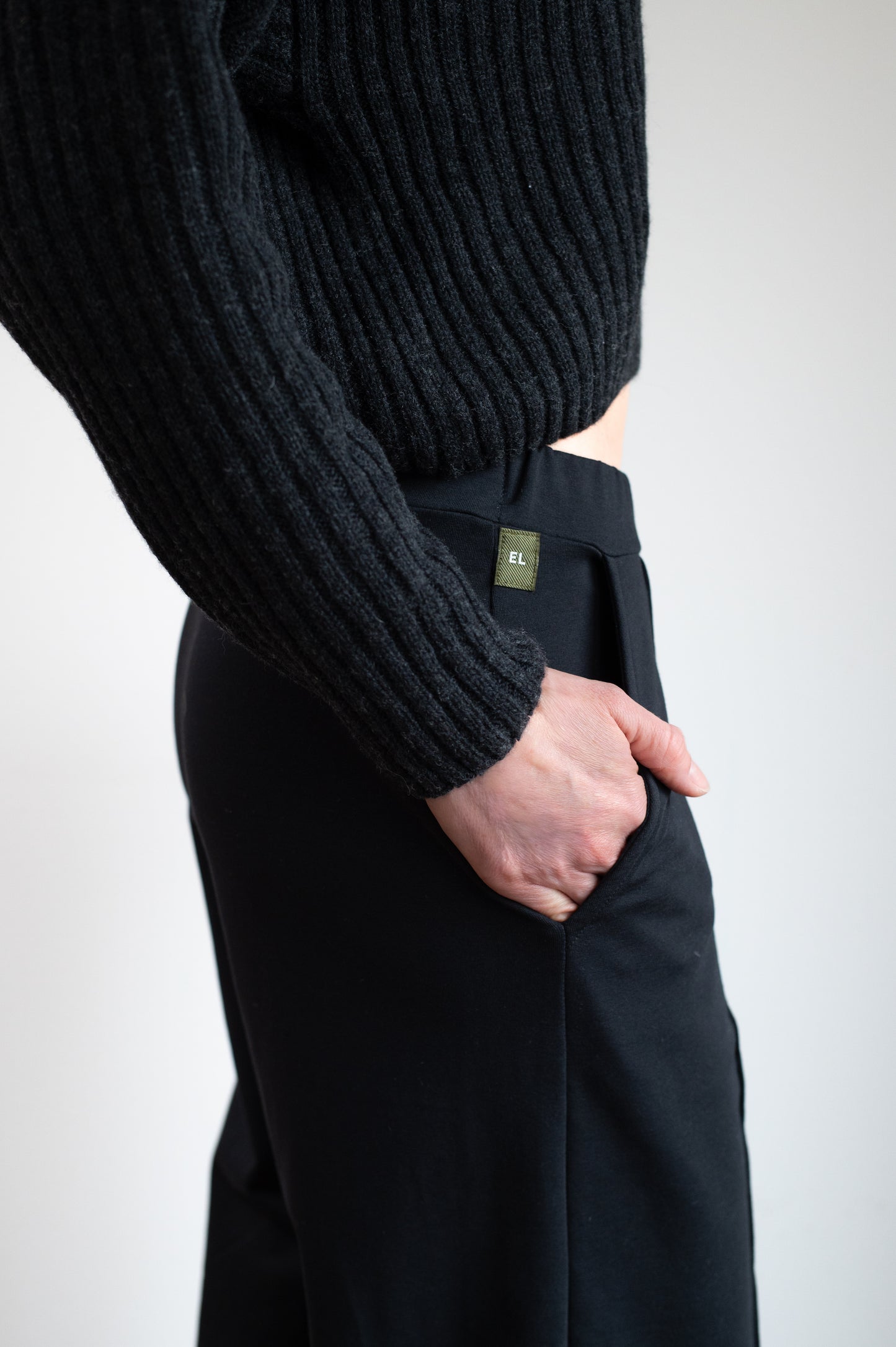 Dámske teplákové nohavice wide-leg z biobavlny Black - Regular fit