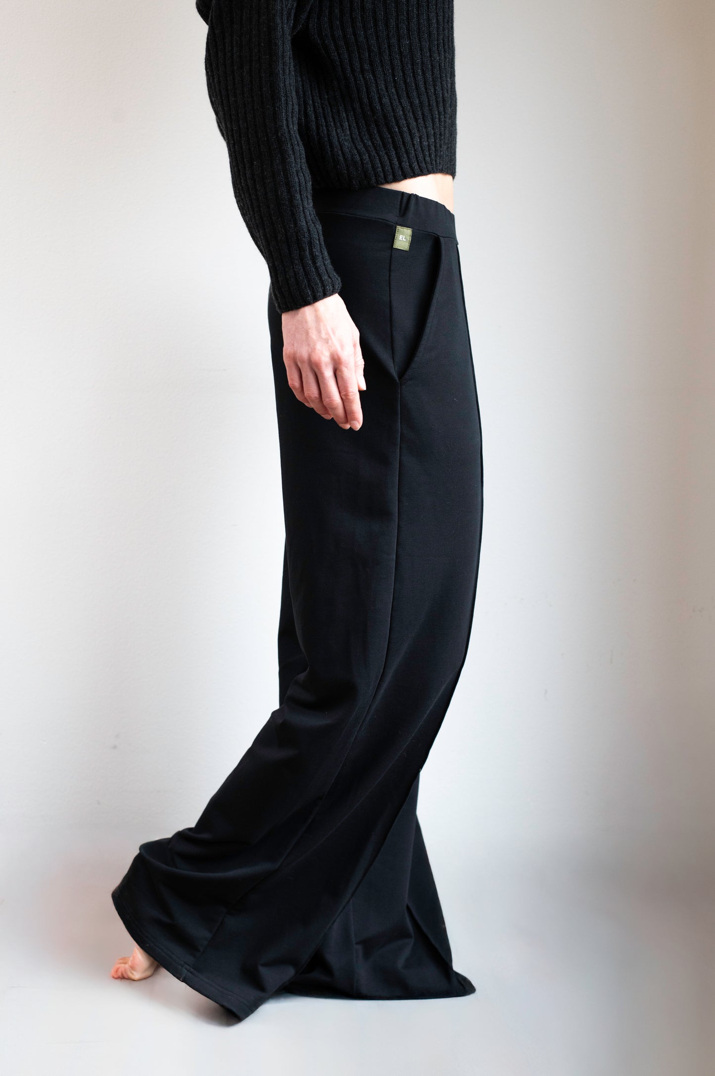 Dámske teplákové nohavice wide-leg z biobavlny Black - Regular fit