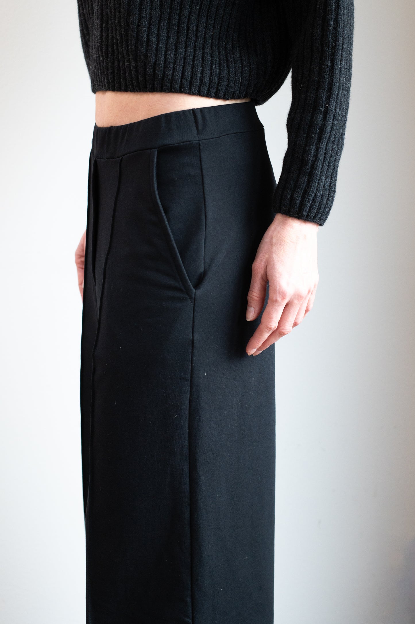 Dámske teplákové nohavice wide-leg z biobavlny Black - Regular fit