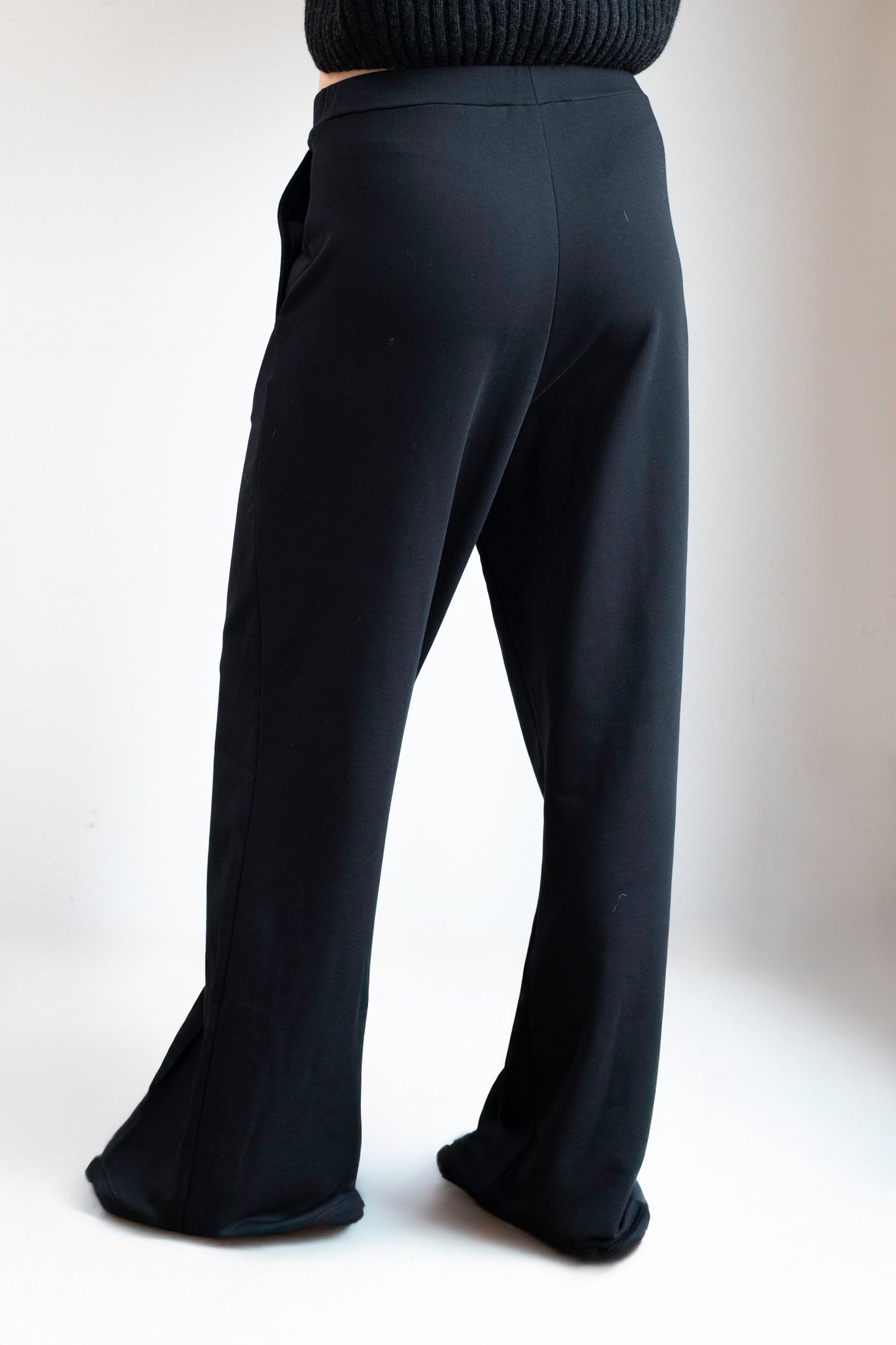 Dámske teplákové nohavice wide-leg z biobavlny Black - Regular fit