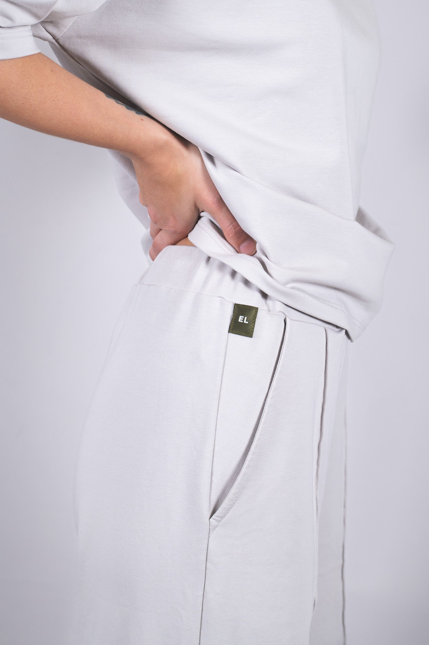 Damskie spodnie dresowe wide-leg z biobawełny - Regular fit