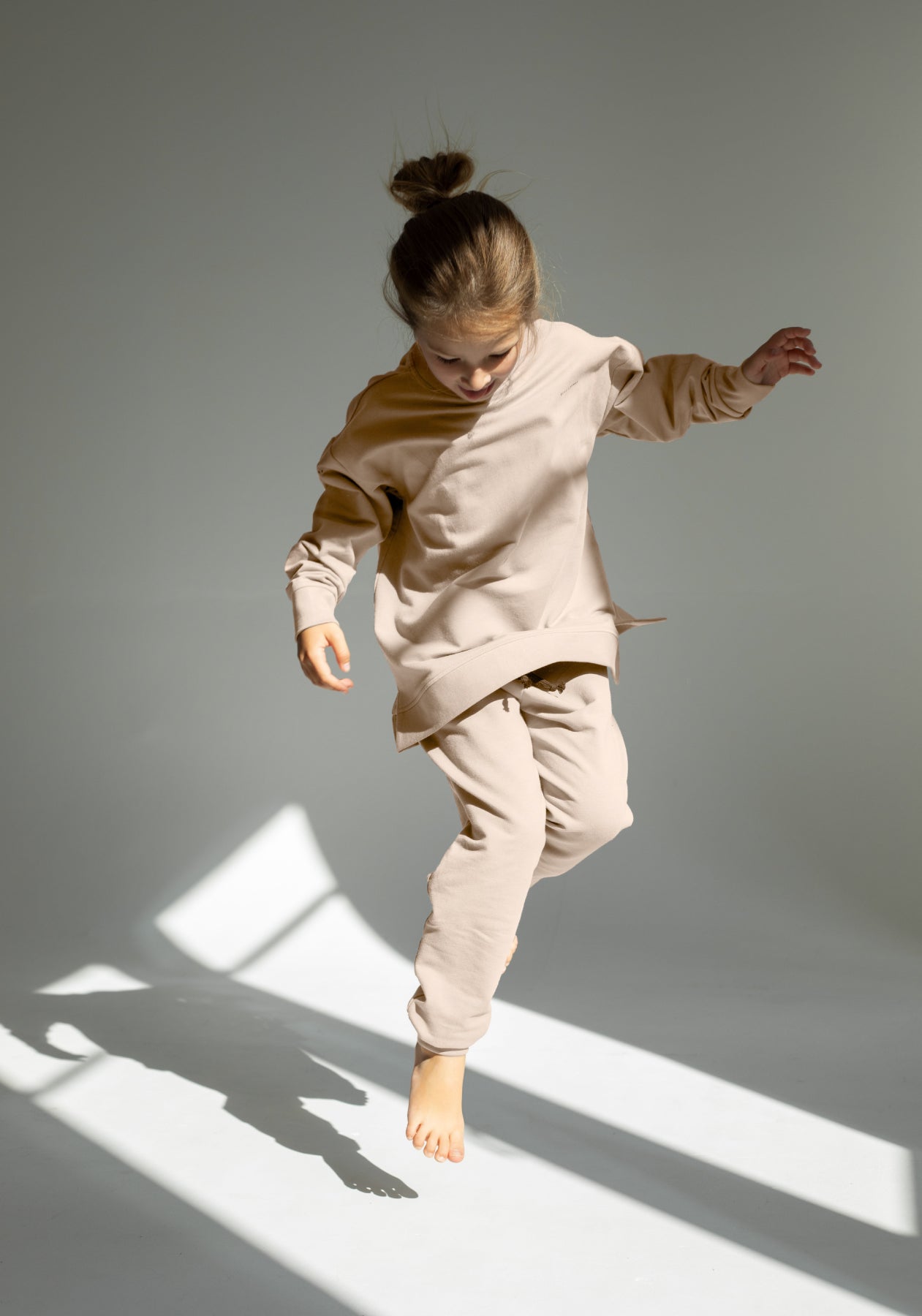 Kids spodnie dresowe bawełna organiczna Beige - Oversized