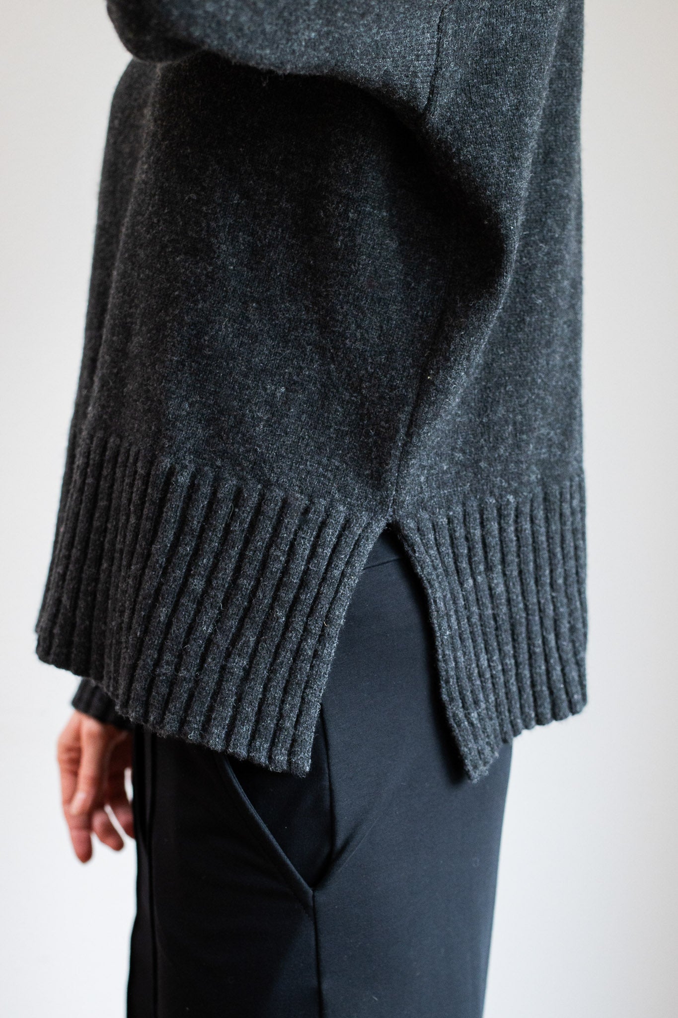 Damski sweter z wełny merino z wysokim kołnierzem Loose Fit – Ciemny Szary