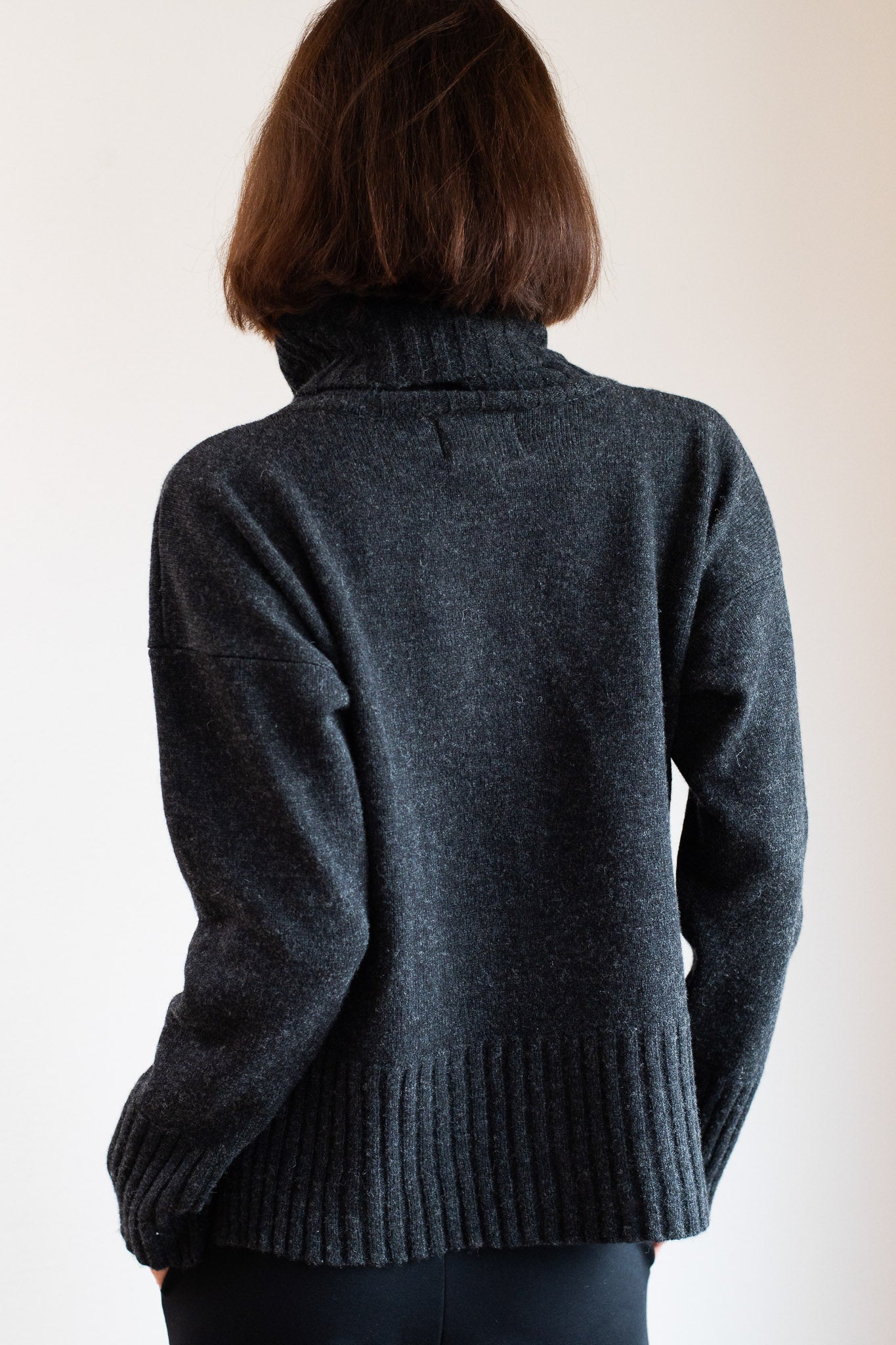 Damski sweter z wełny merino z wysokim kołnierzem Loose Fit – Ciemny Szary