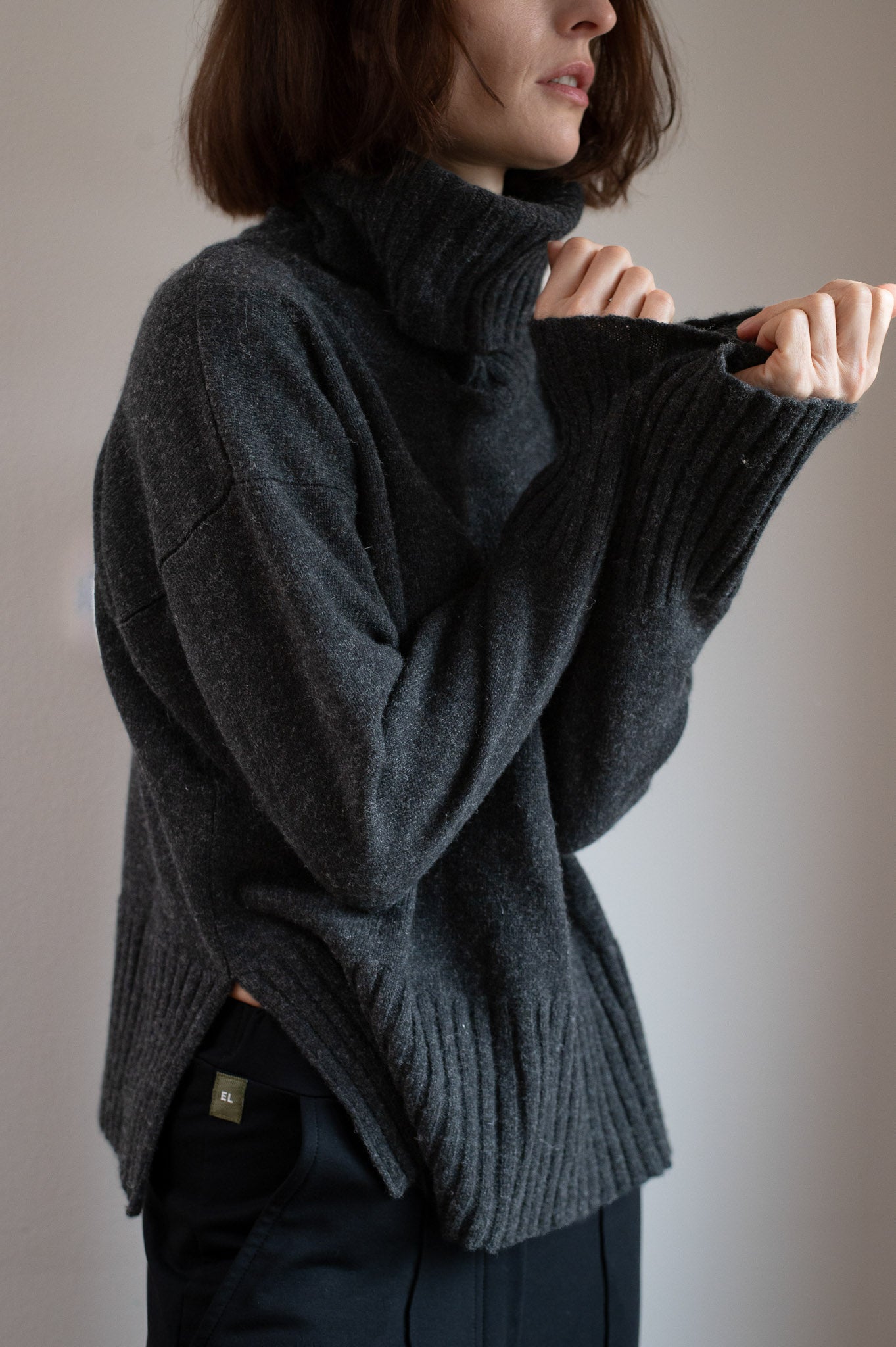 Damski sweter z wełny merino z wysokim kołnierzem Loose Fit – Ciemny Szary